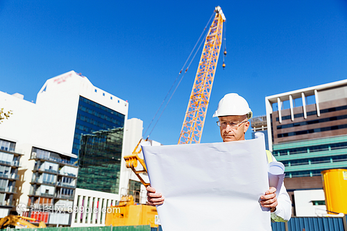 藍(lán)圖下的建設(shè)者——建筑工地的工程師與工人們