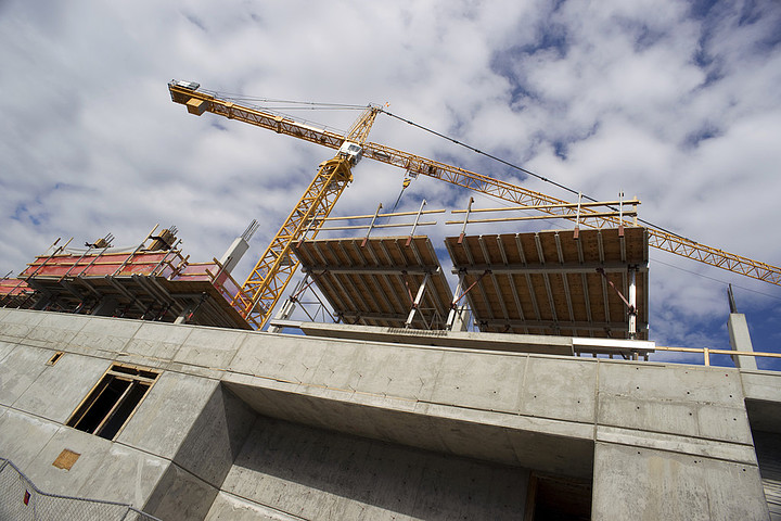 塔吊 建筑工地上的鋼鐵巨人——圖文素材與工程施工全覽